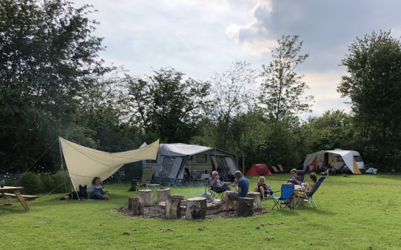 Kampvuurplaats op het grote veld.